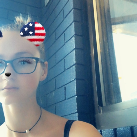 Meet your Posher, Becca - Picture 4 of 8